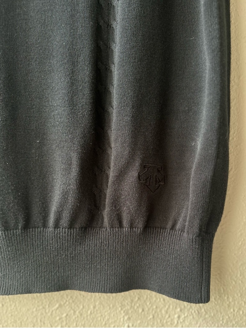 Vintage Descente International Collection Men's Black Cable Knit V-Neck Sweater - Picture 4 of 9